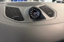 Valkoinen Porsche Cayenne 2025 kuva 14.