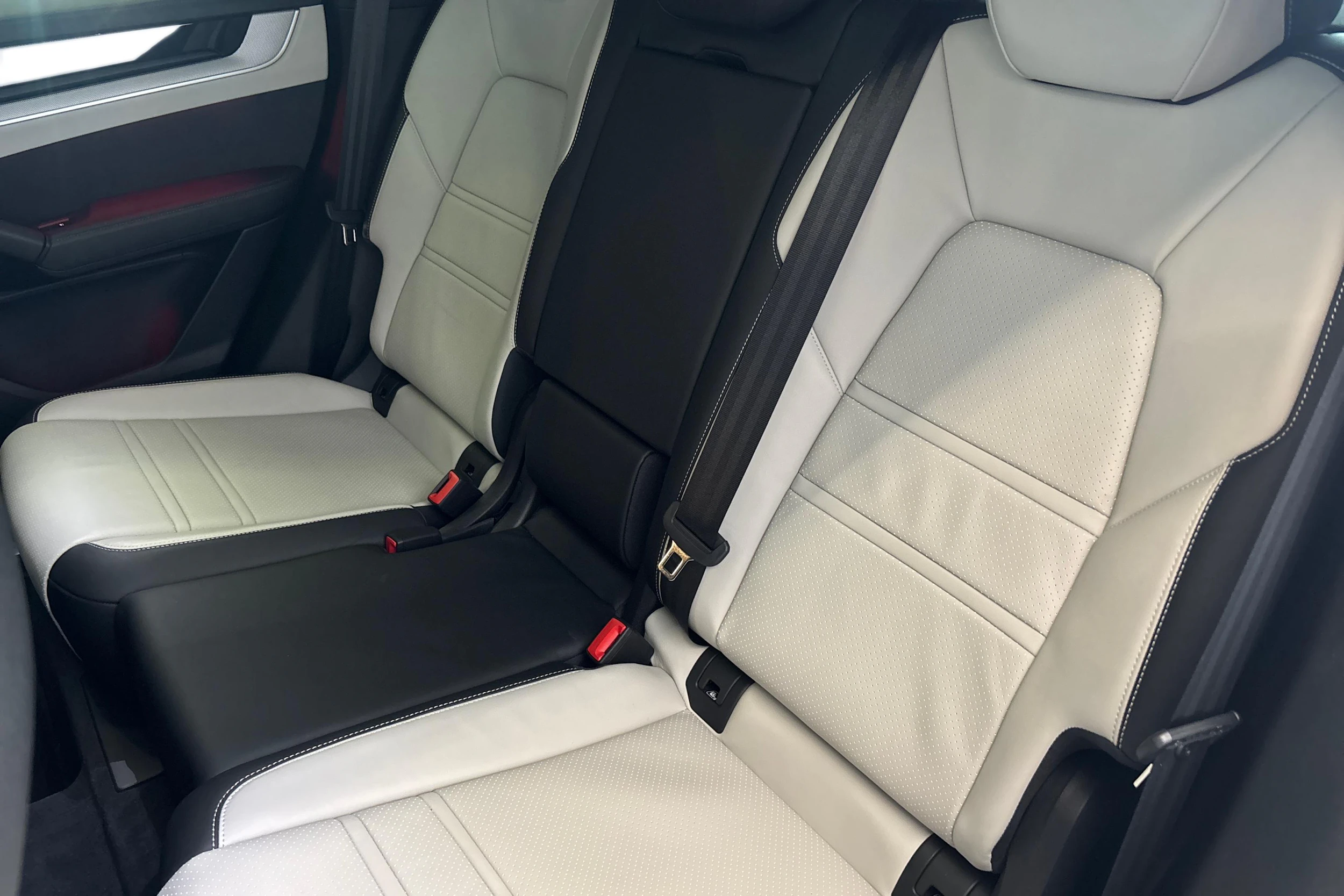 valkoinen Porsche Cayenne 2025 kuva 9.