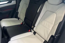 valkoinen Porsche Cayenne 2025 kuva 9.