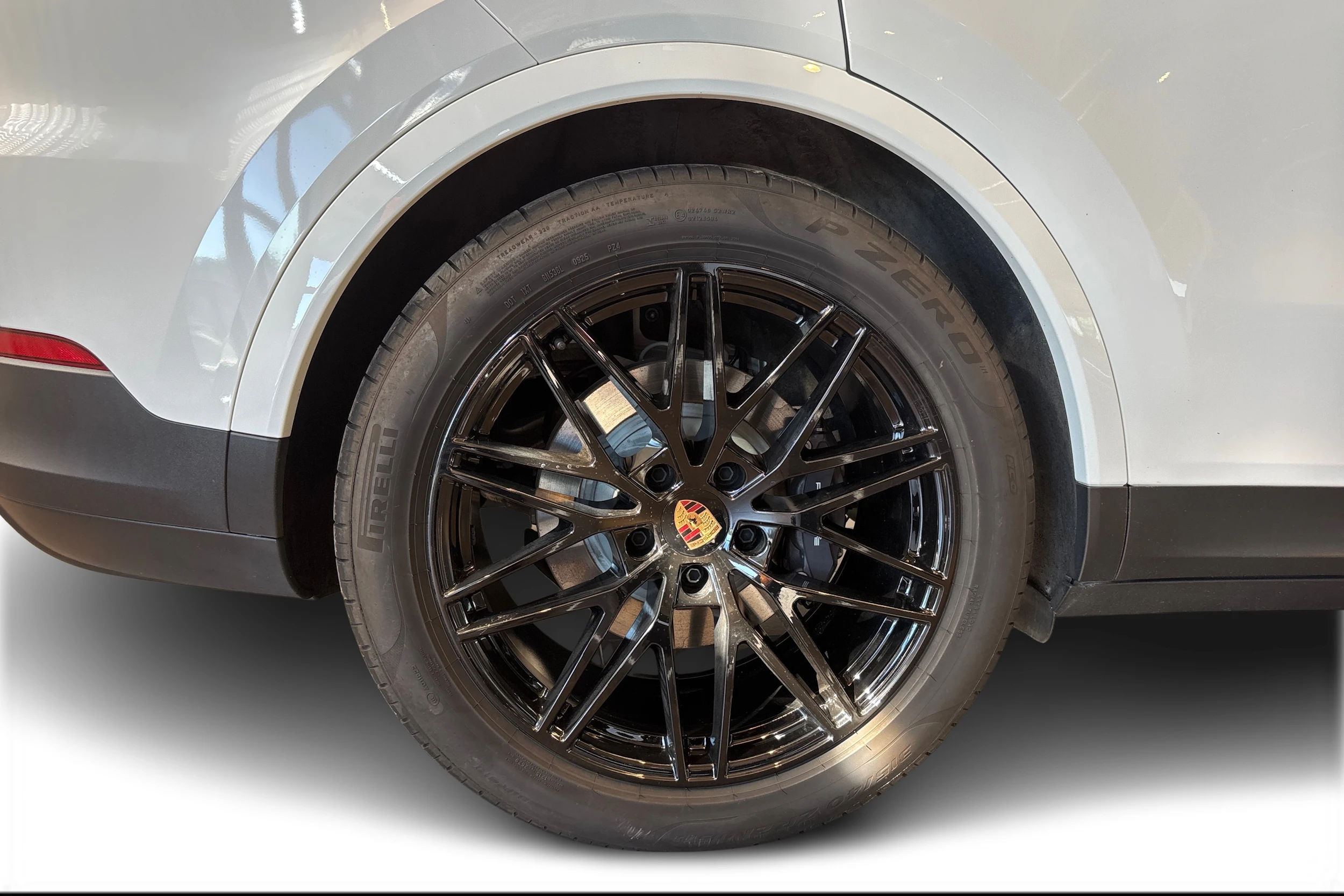 valkoinen Porsche Cayenne 2025 kuva 10.