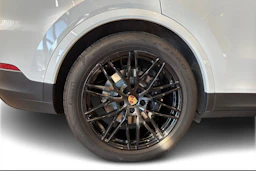 valkoinen Porsche Cayenne 2025 kuva 10.