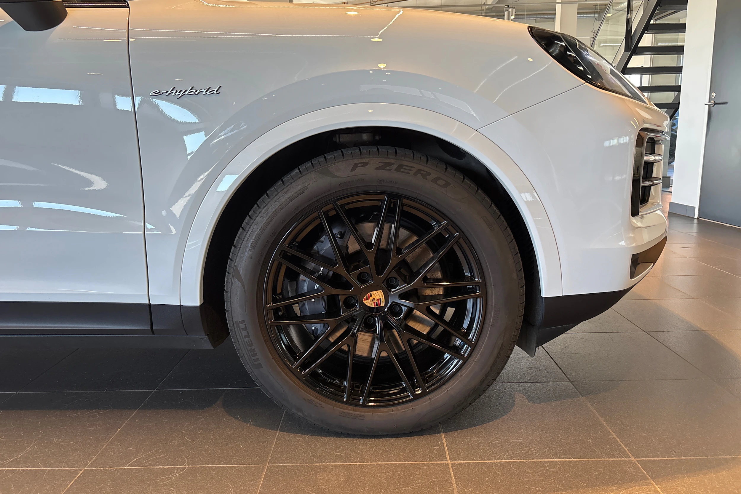 valkoinen Porsche Cayenne 2025 kuva 11.