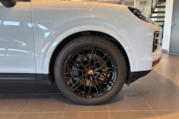 valkoinen Porsche Cayenne 2025 kuva 11.