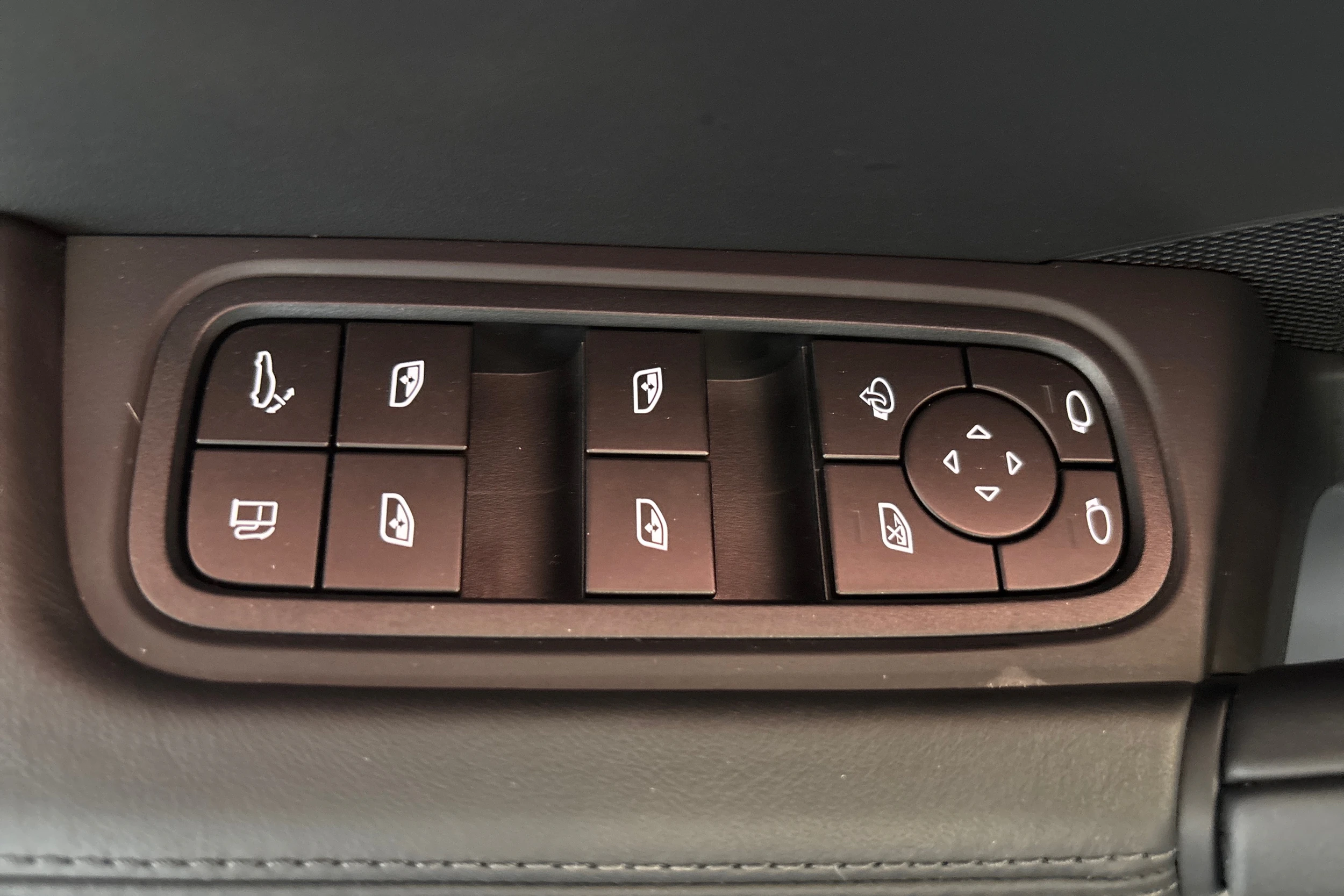 valkoinen Porsche Cayenne 2025 kuva 12.
