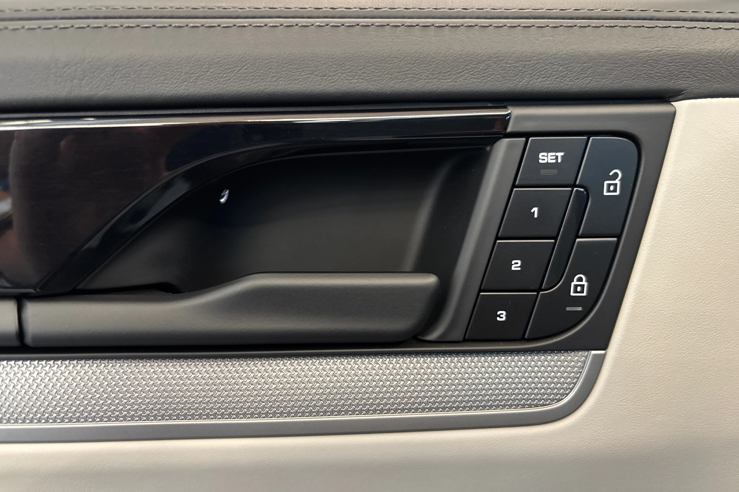 valkoinen Porsche Cayenne 2025 kuva 13.