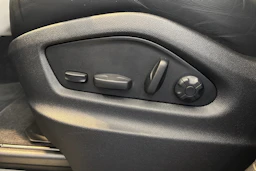 valkoinen Porsche Cayenne 2025 kuva 14.