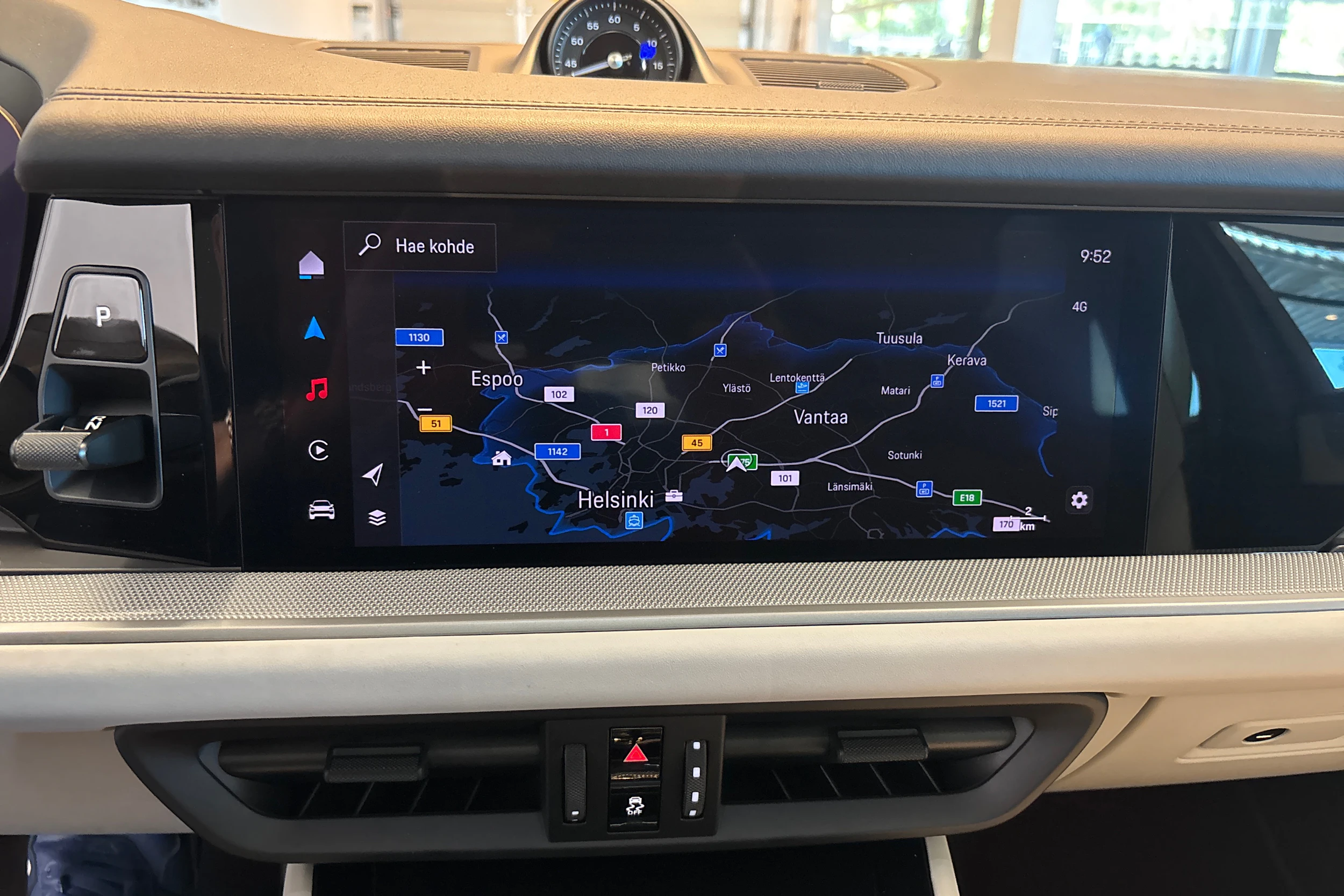 valkoinen Porsche Cayenne 2025 kuva 17.