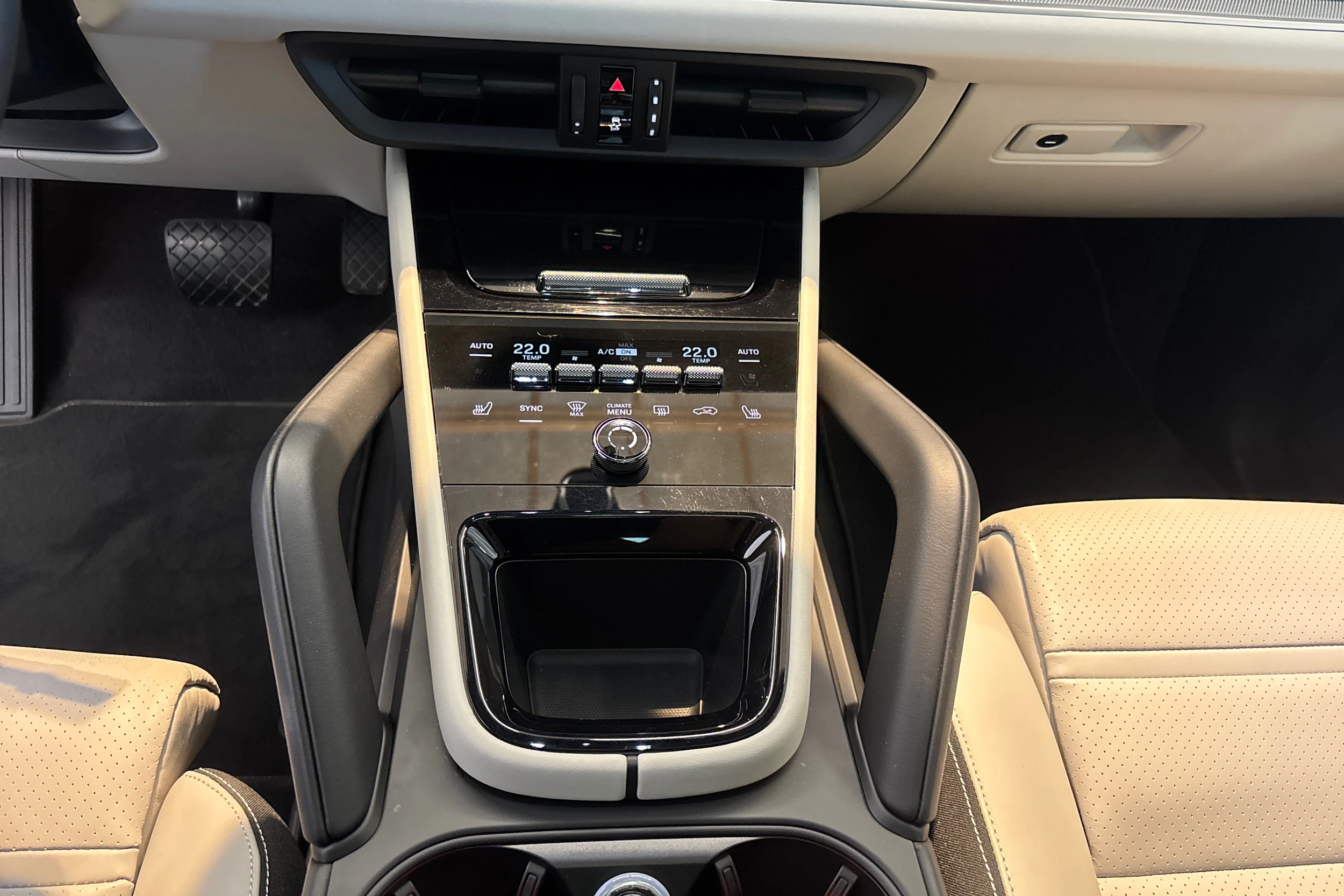 valkoinen Porsche Cayenne 2025 kuva 18.