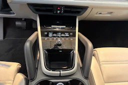 valkoinen Porsche Cayenne 2025 kuva 18.