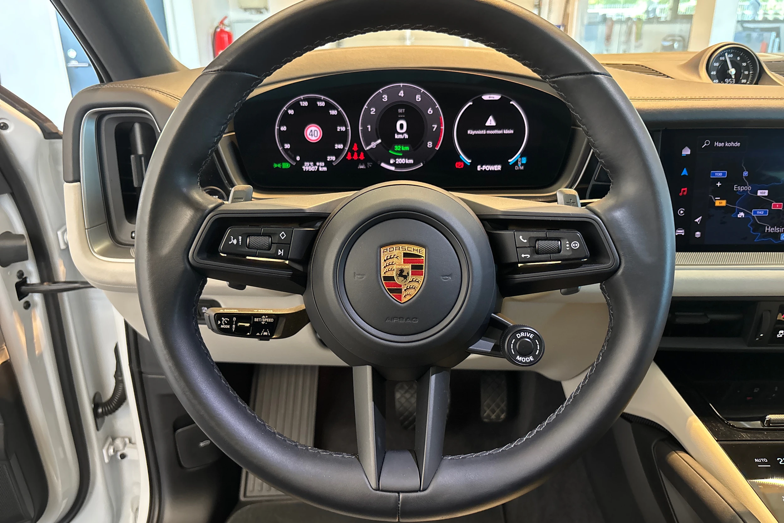 valkoinen Porsche Cayenne 2025 kuva 22.