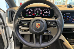 valkoinen Porsche Cayenne 2025 kuva 22.