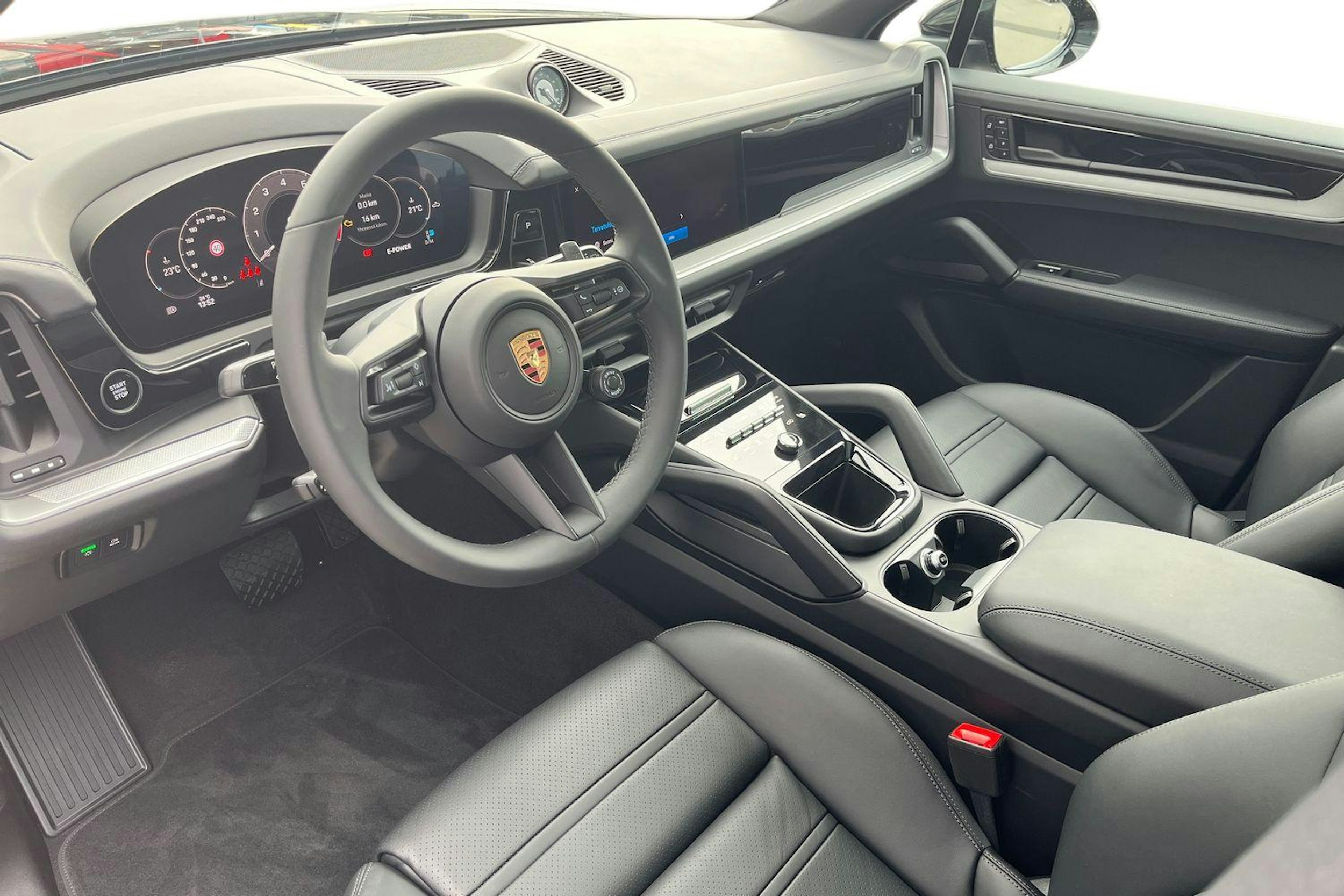 musta Porsche Cayenne 2025 kuva 6.