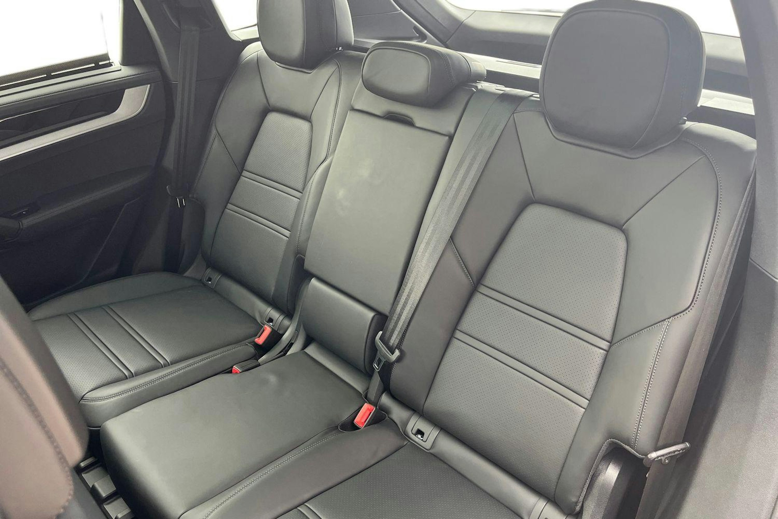 musta Porsche Cayenne 2025 kuva 8.