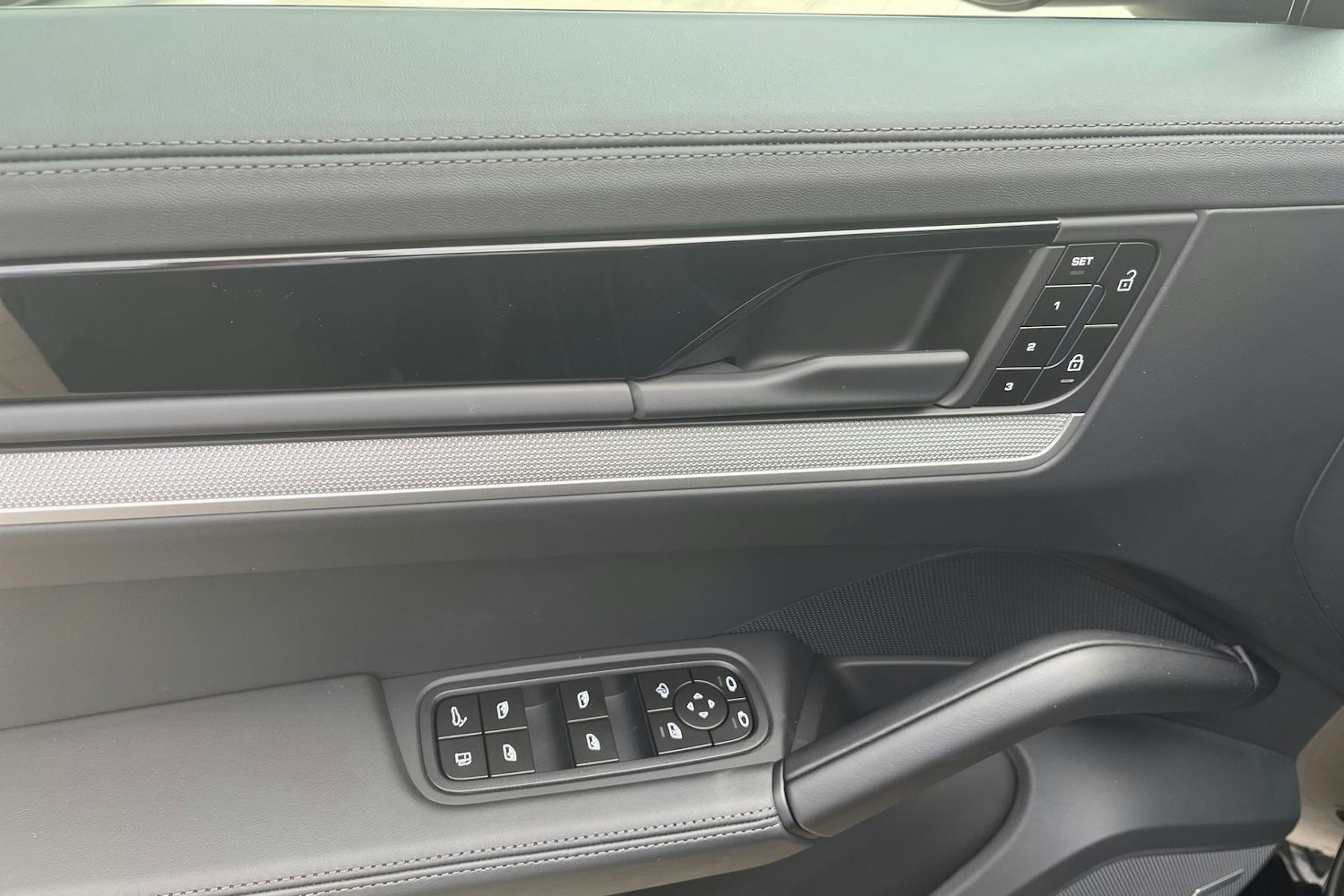 musta Porsche Cayenne 2025 kuva 11.