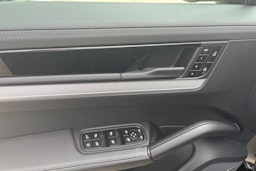 musta Porsche Cayenne 2025 kuva 11.