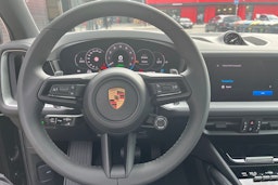 musta Porsche Cayenne 2025 kuva 12.