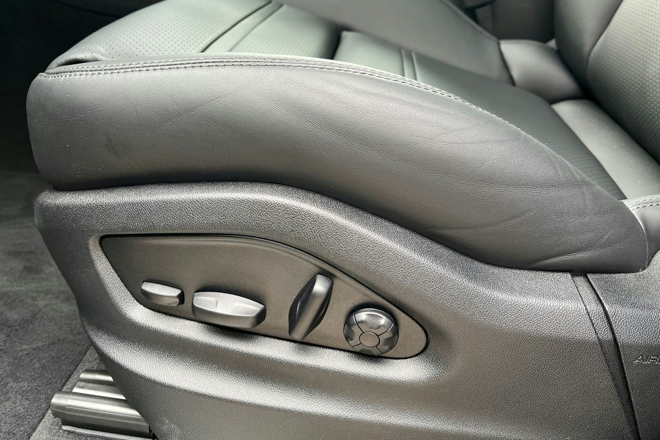 musta Porsche Cayenne 2025 kuva 17.