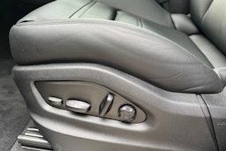 musta Porsche Cayenne 2025 kuva 17.