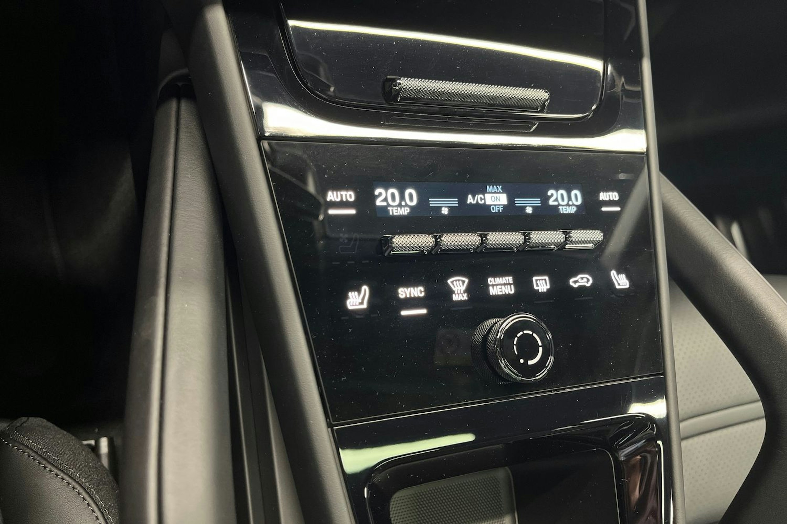 musta Porsche Cayenne 2025 kuva 18.