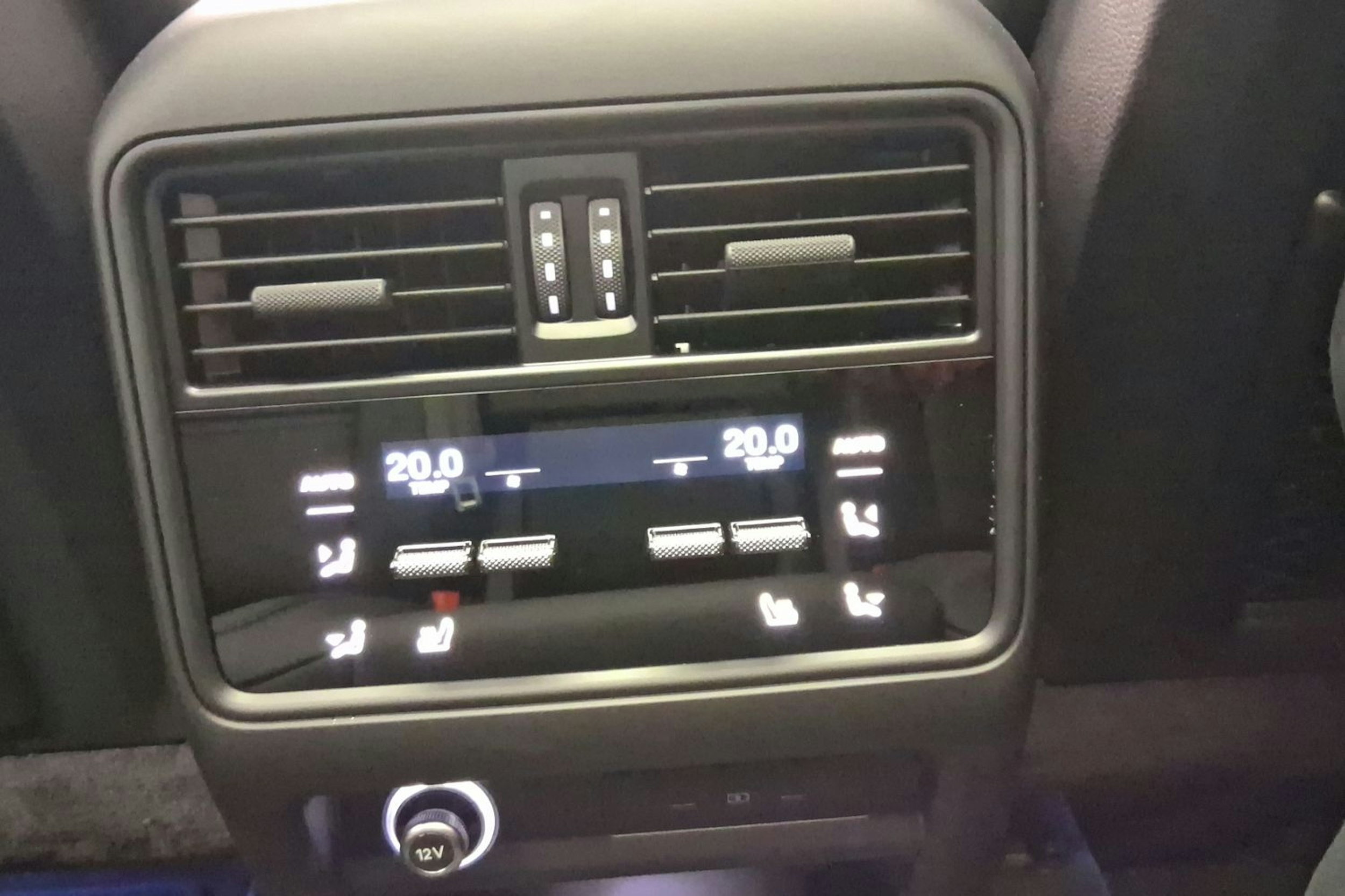 musta Porsche Cayenne 2025 kuva 19.