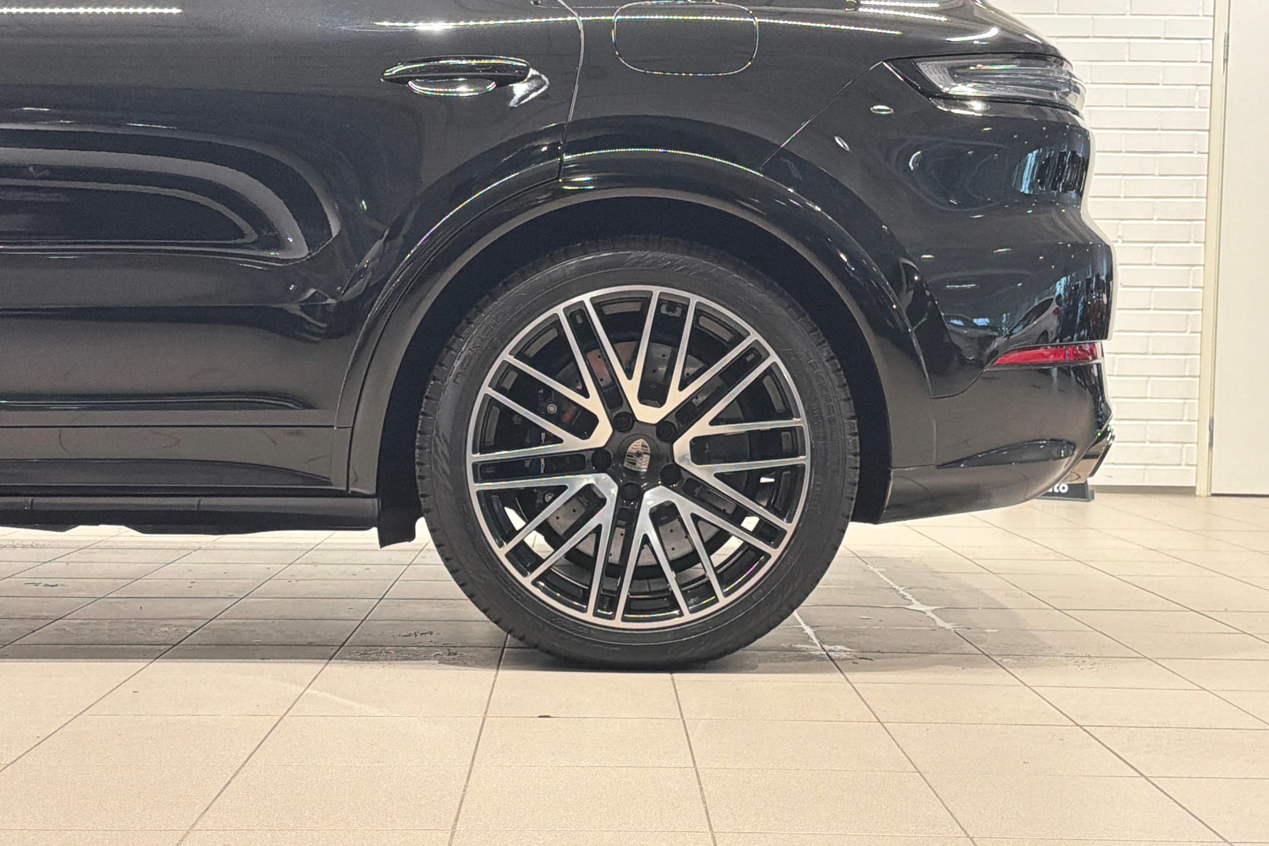 musta Porsche Cayenne 2025 kuva 8.