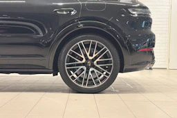 musta Porsche Cayenne 2025 kuva 8.