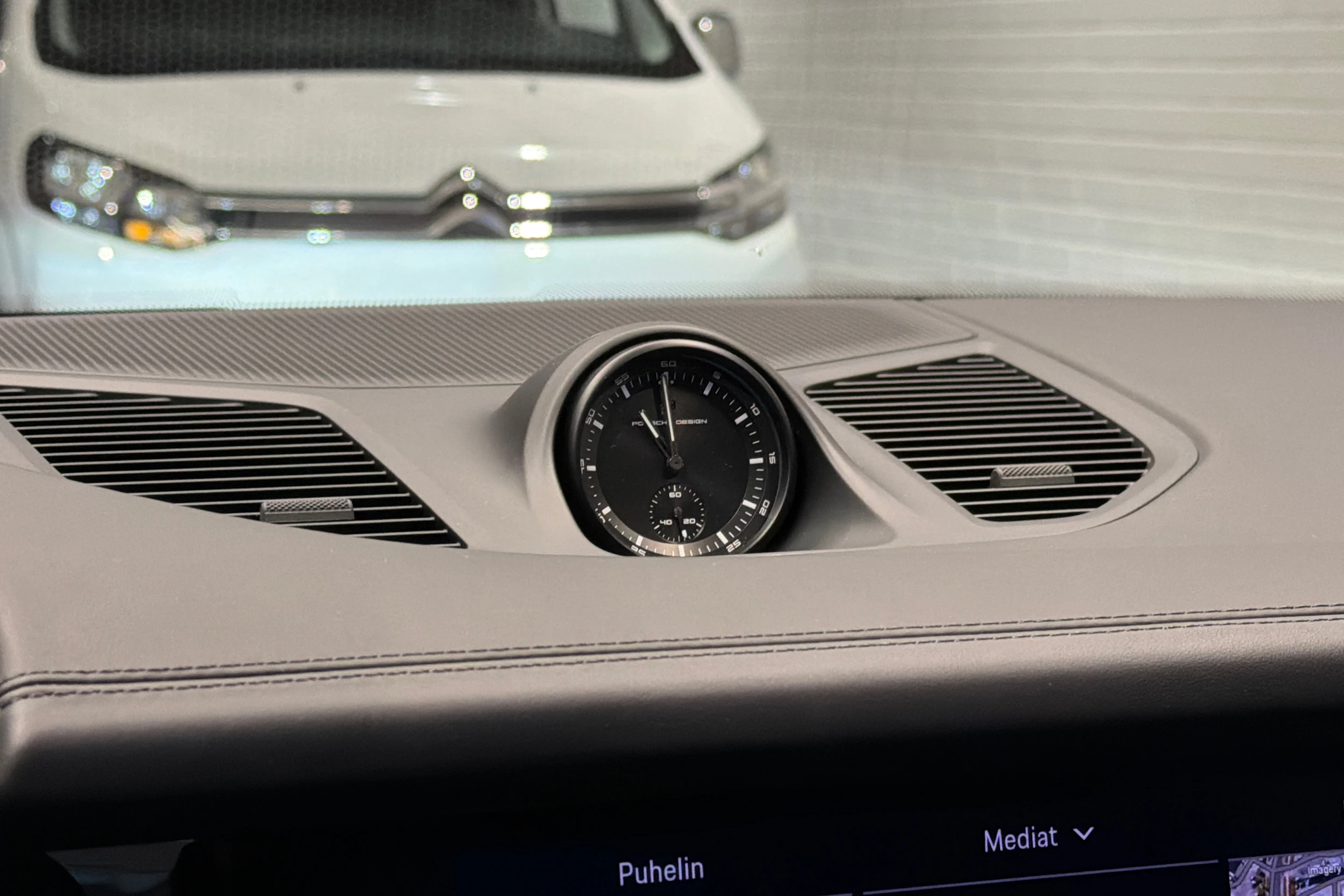 musta Porsche Cayenne 2025 kuva 12.