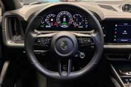 musta Porsche Cayenne 2025 kuva 13.