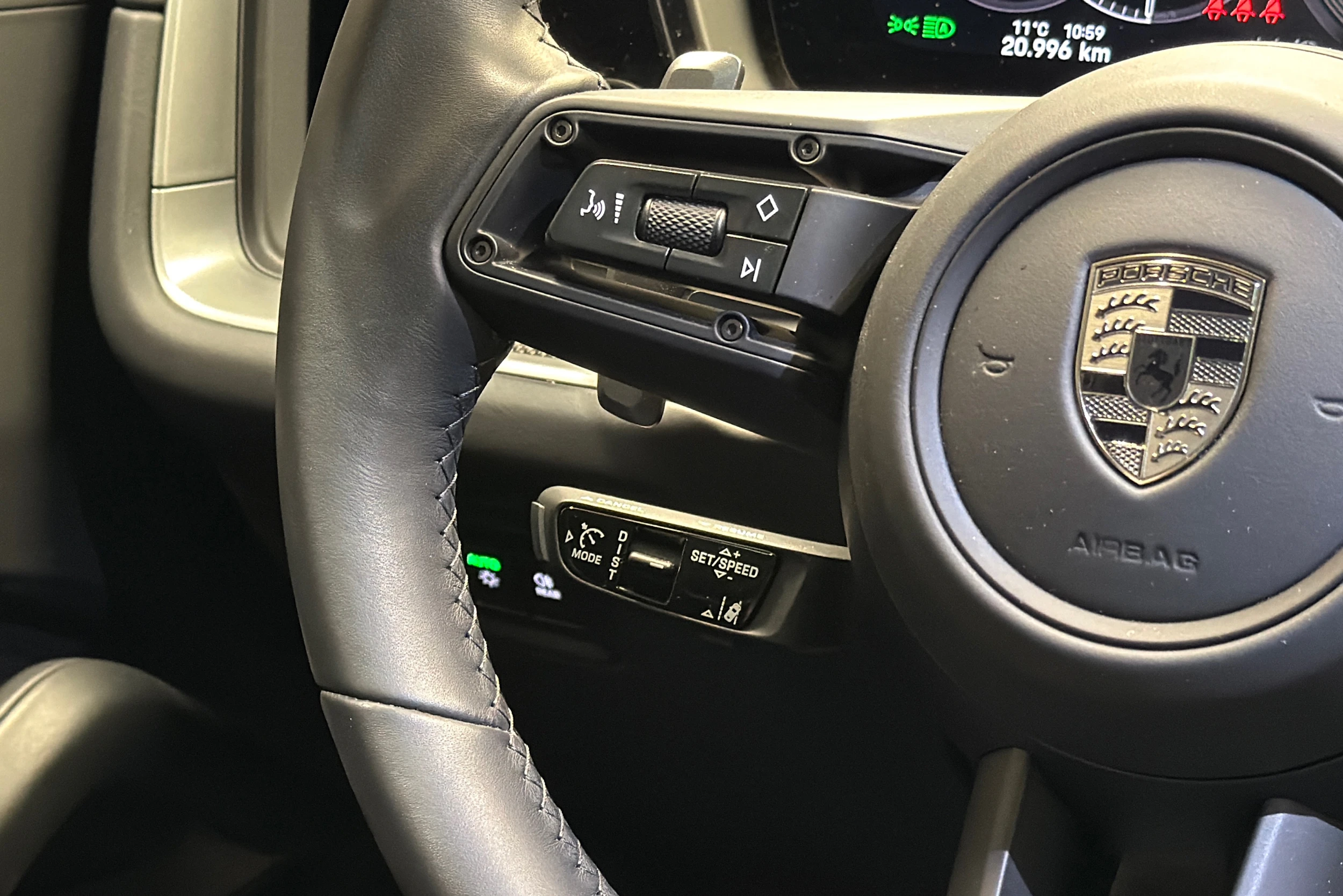 musta Porsche Cayenne 2025 kuva 14.