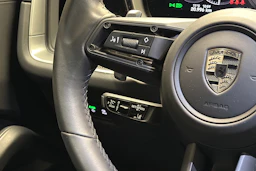 musta Porsche Cayenne 2025 kuva 14.