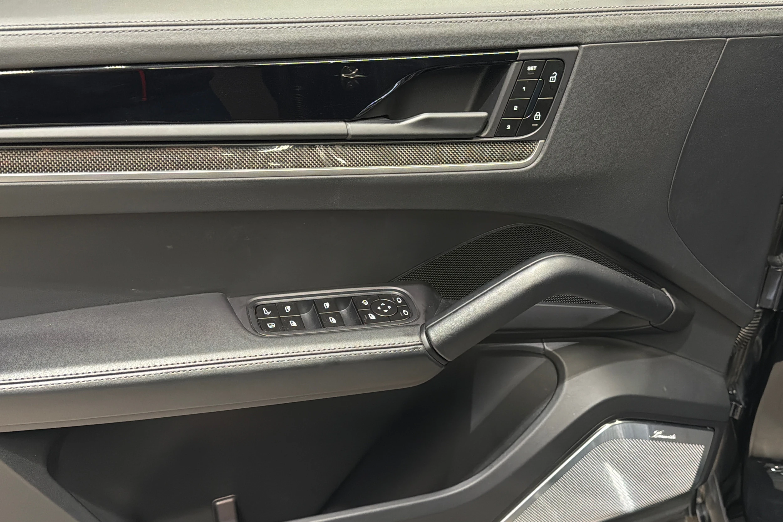 musta Porsche Cayenne 2025 kuva 18.