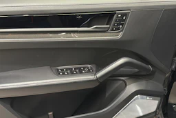 musta Porsche Cayenne 2025 kuva 18.