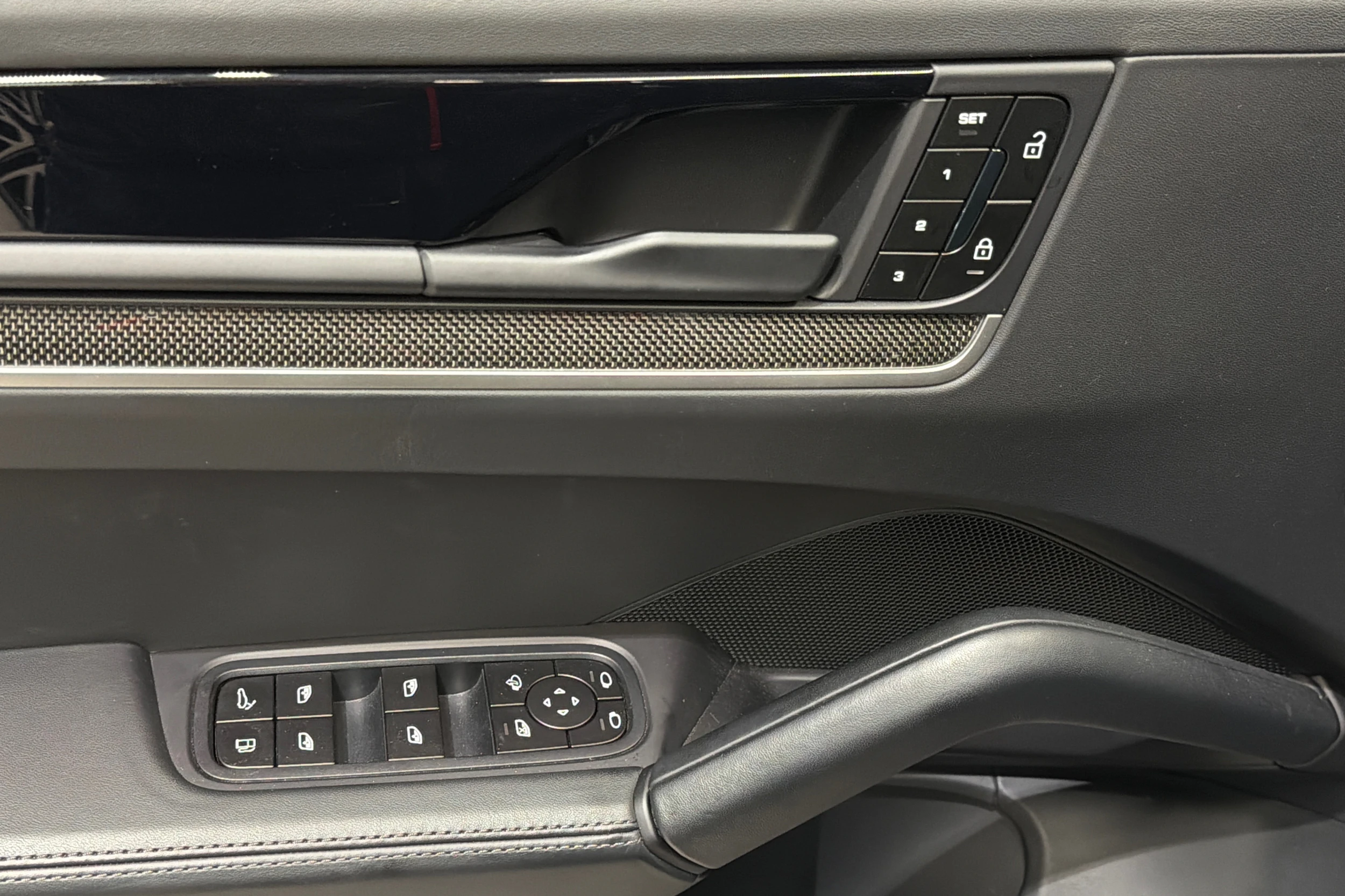 musta Porsche Cayenne 2025 kuva 19.