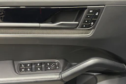 musta Porsche Cayenne 2025 kuva 19.