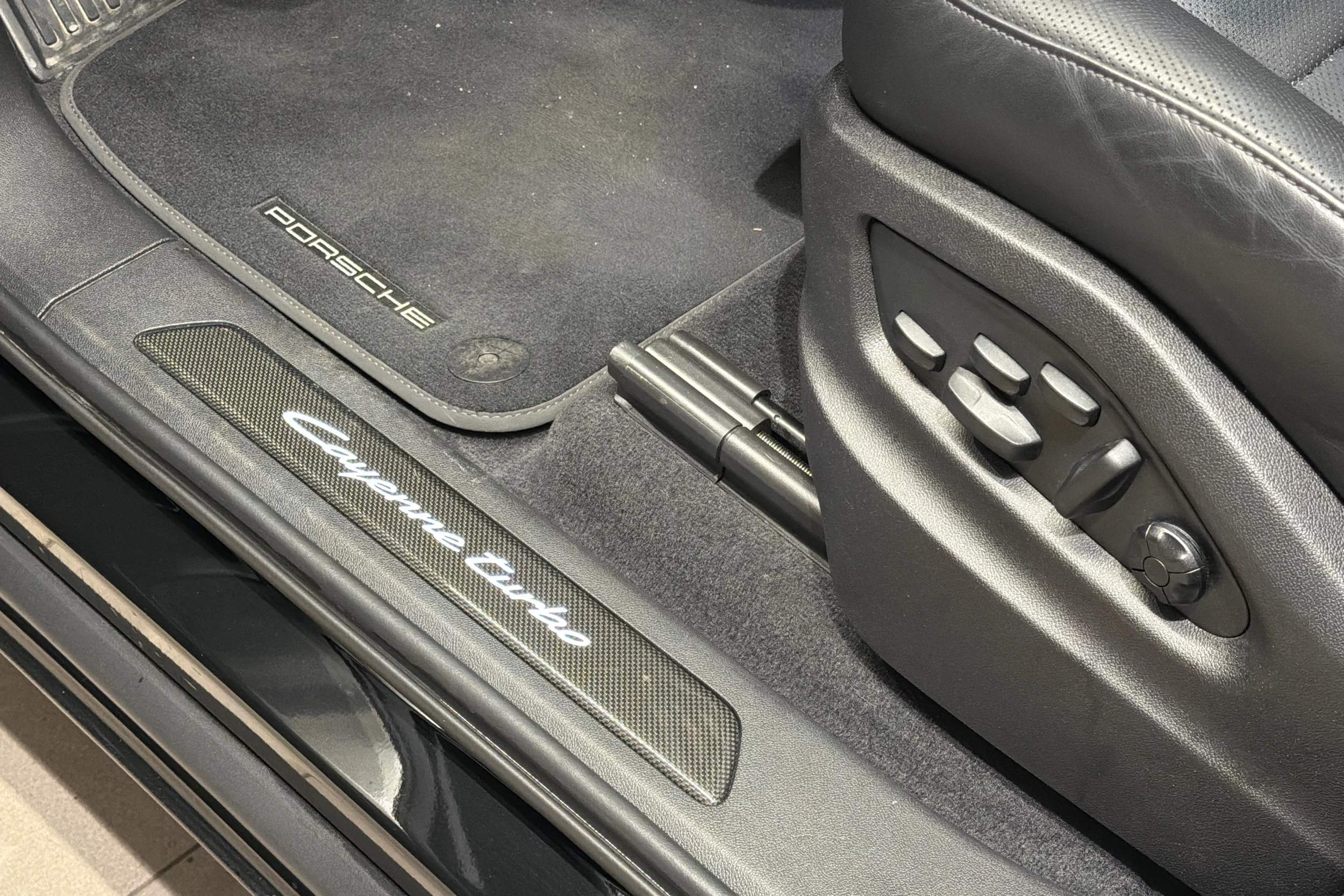 musta Porsche Cayenne 2025 kuva 21.
