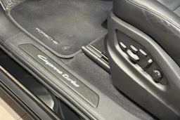 musta Porsche Cayenne 2025 kuva 21.