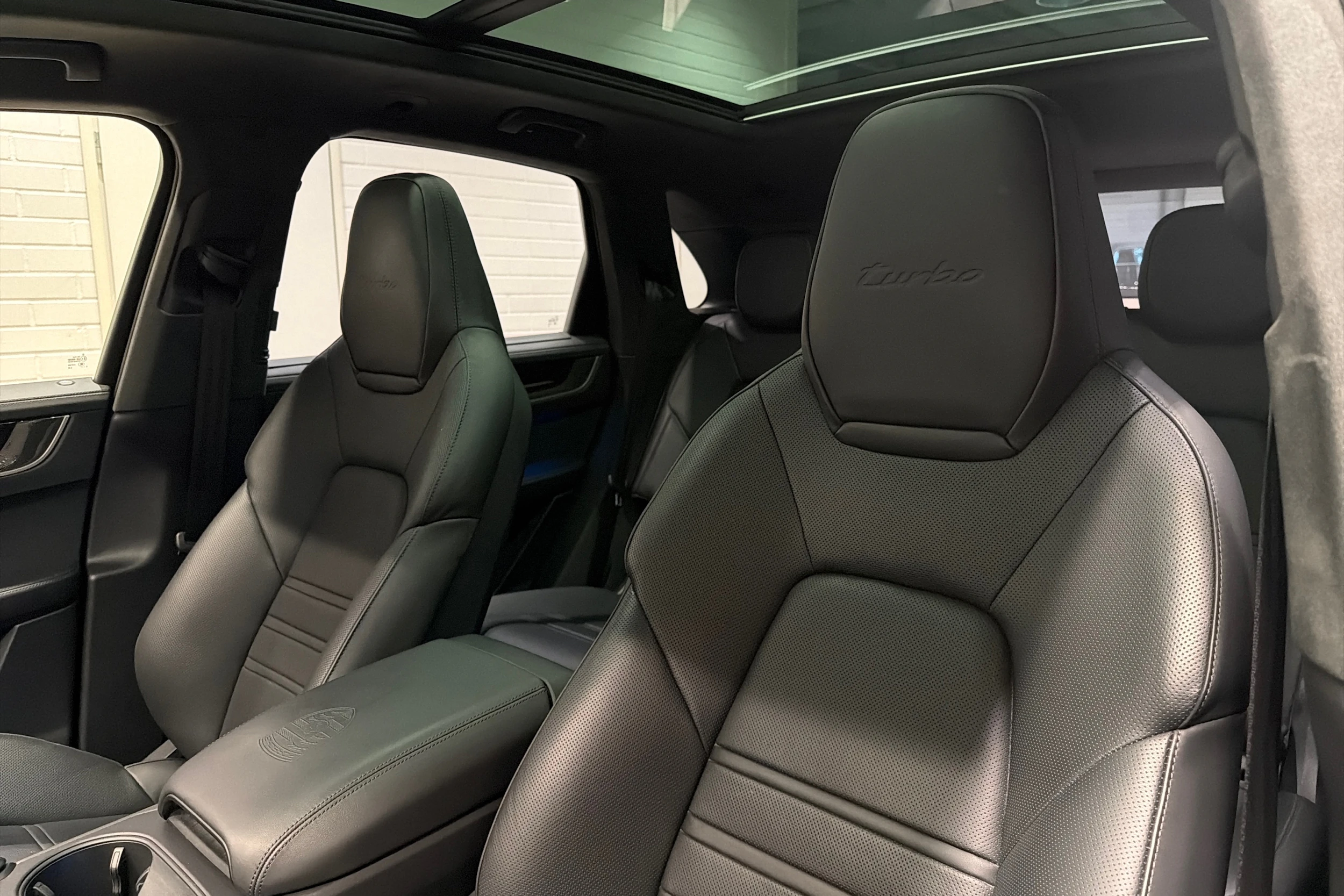 musta Porsche Cayenne 2025 kuva 23.