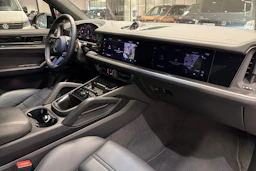 musta Porsche Cayenne 2025 kuva 24.