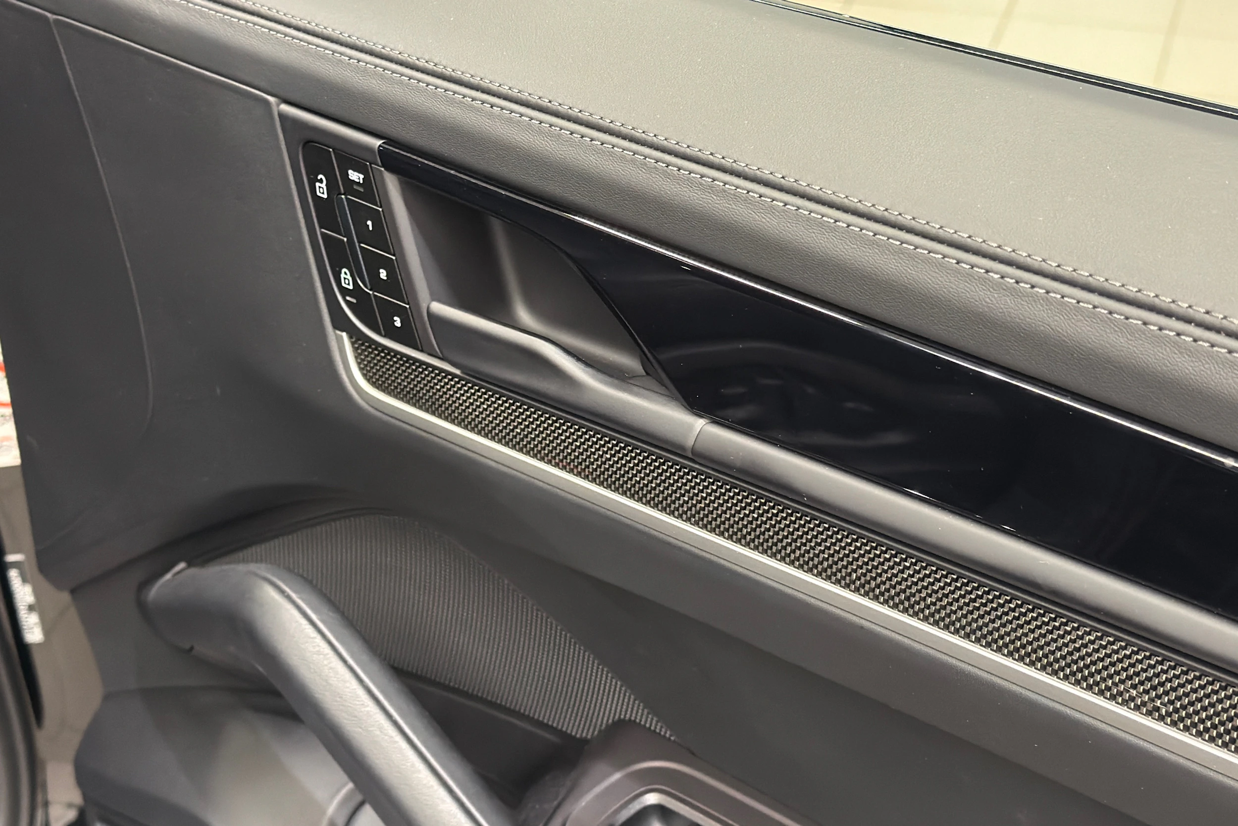 musta Porsche Cayenne 2025 kuva 25.