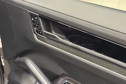 musta Porsche Cayenne 2025 kuva 25.