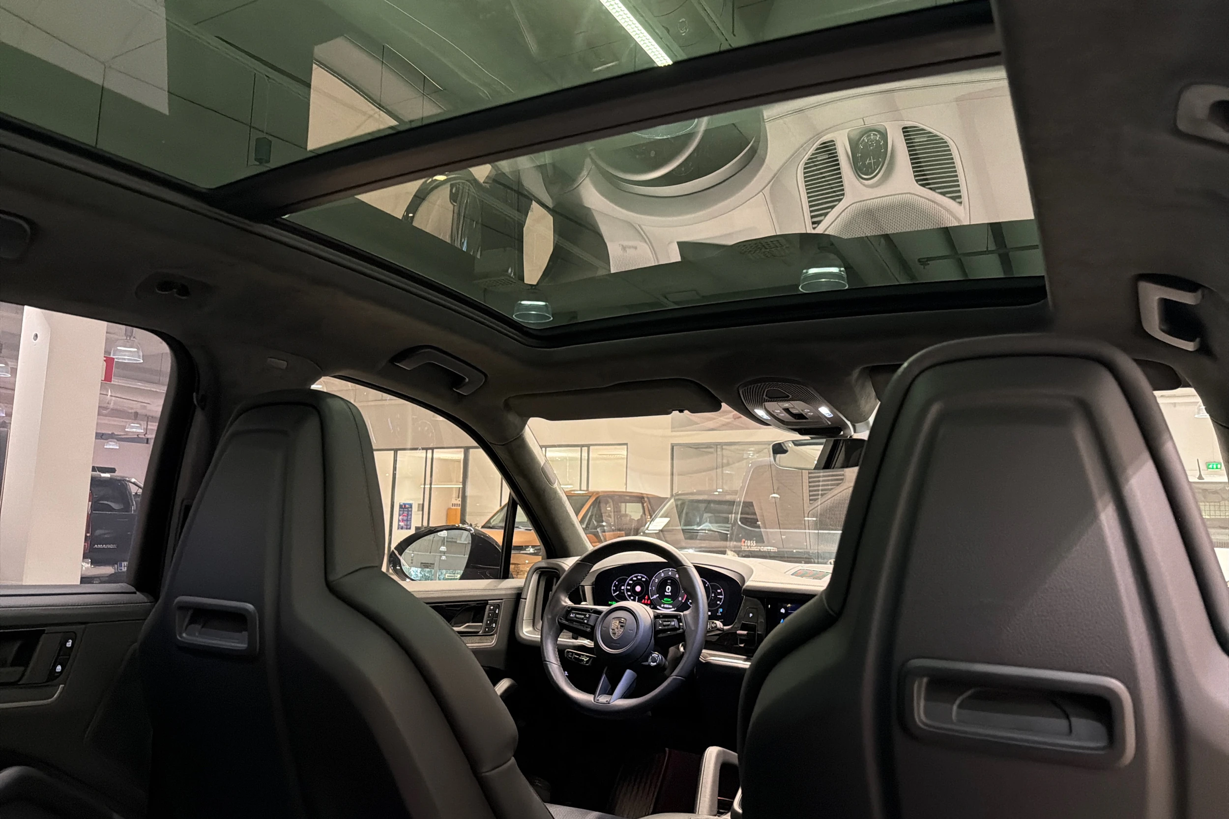 musta Porsche Cayenne 2025 kuva 26.