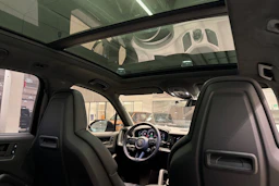 musta Porsche Cayenne 2025 kuva 26.