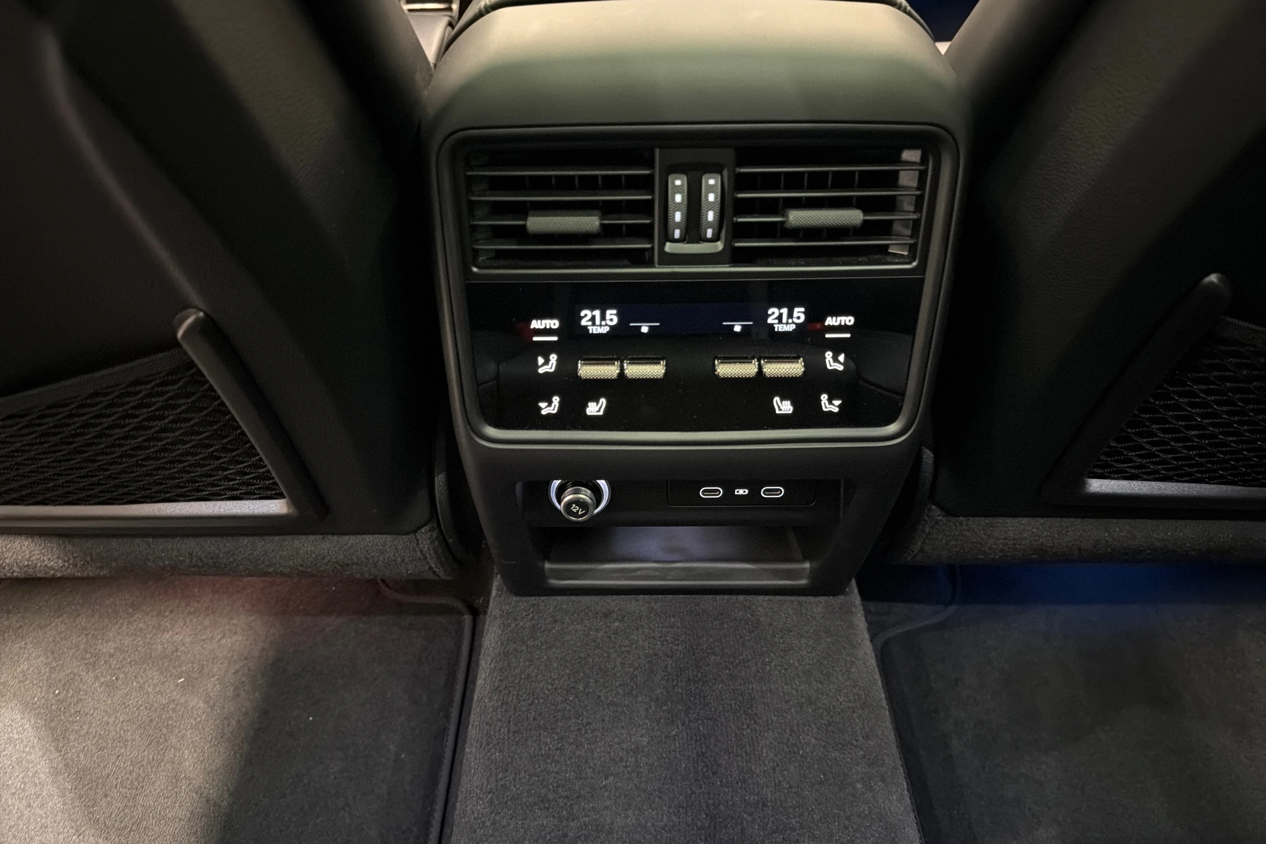 musta Porsche Cayenne 2025 kuva 28.