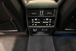 musta Porsche Cayenne 2025 kuva 28.