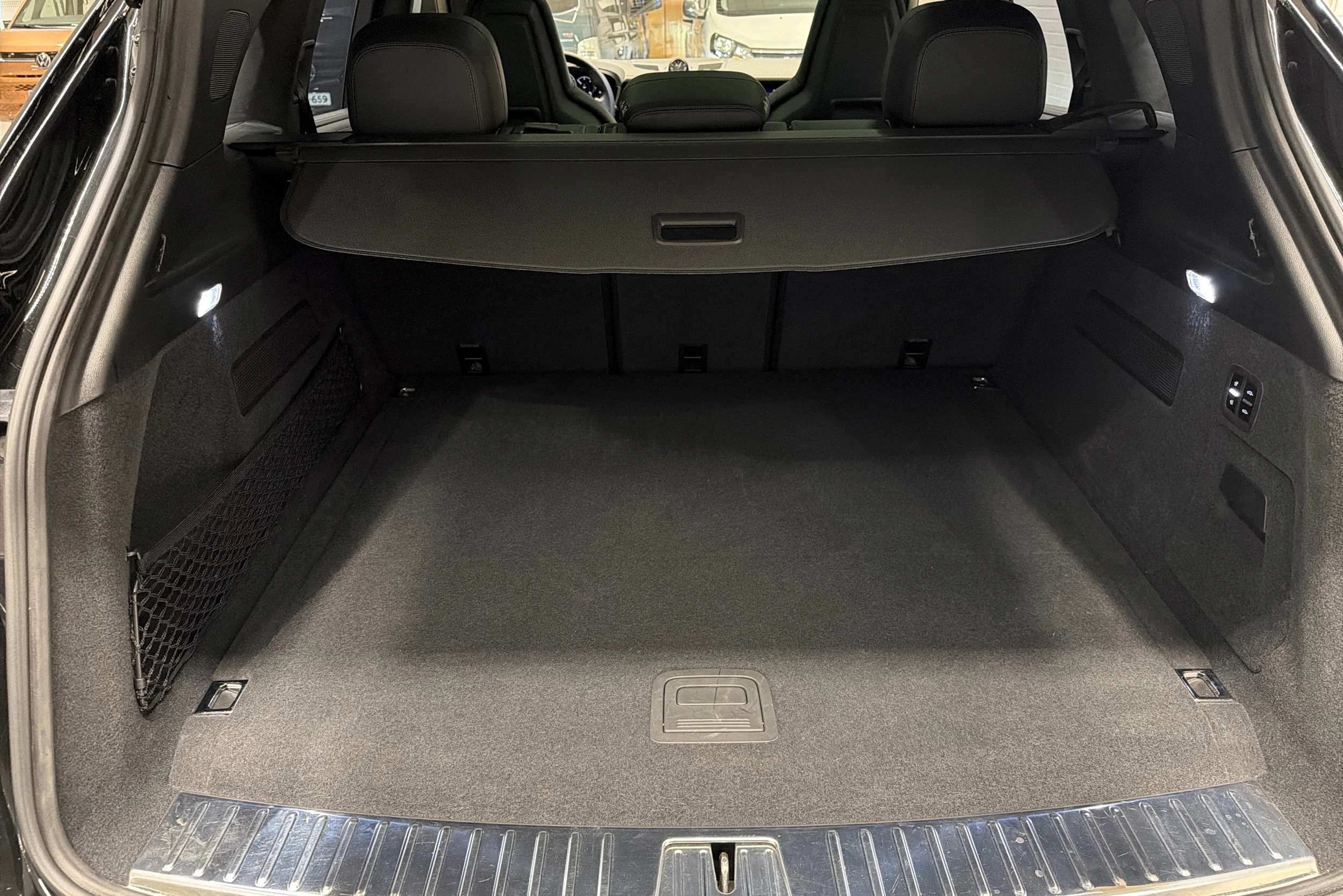 musta Porsche Cayenne 2025 kuva 30.