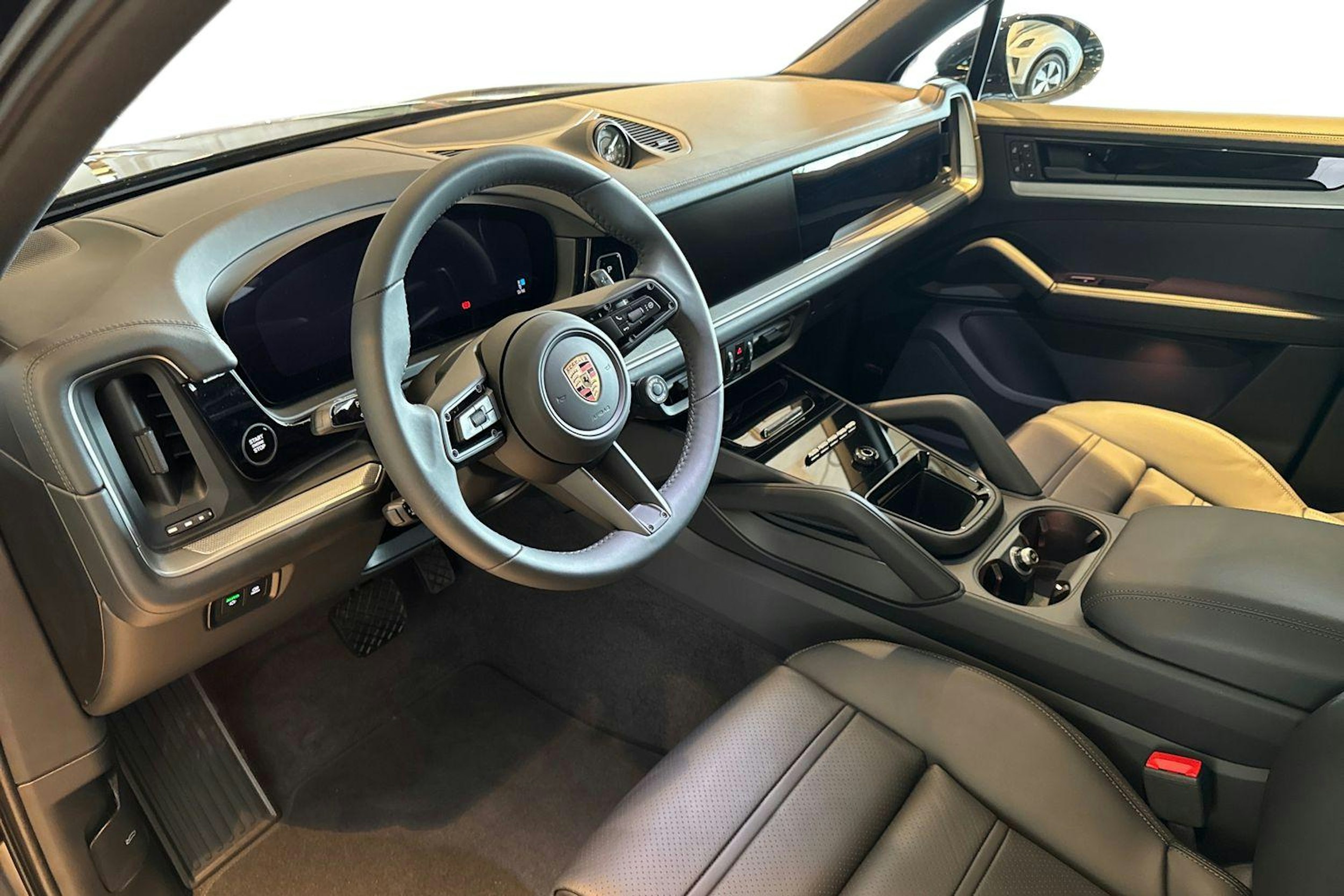 musta Porsche Cayenne 2026 kuva 6.