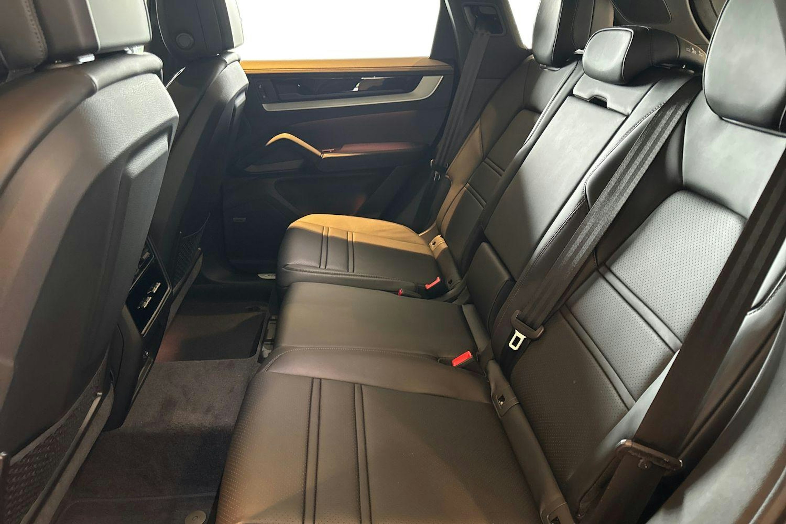 musta Porsche Cayenne 2026 kuva 8.