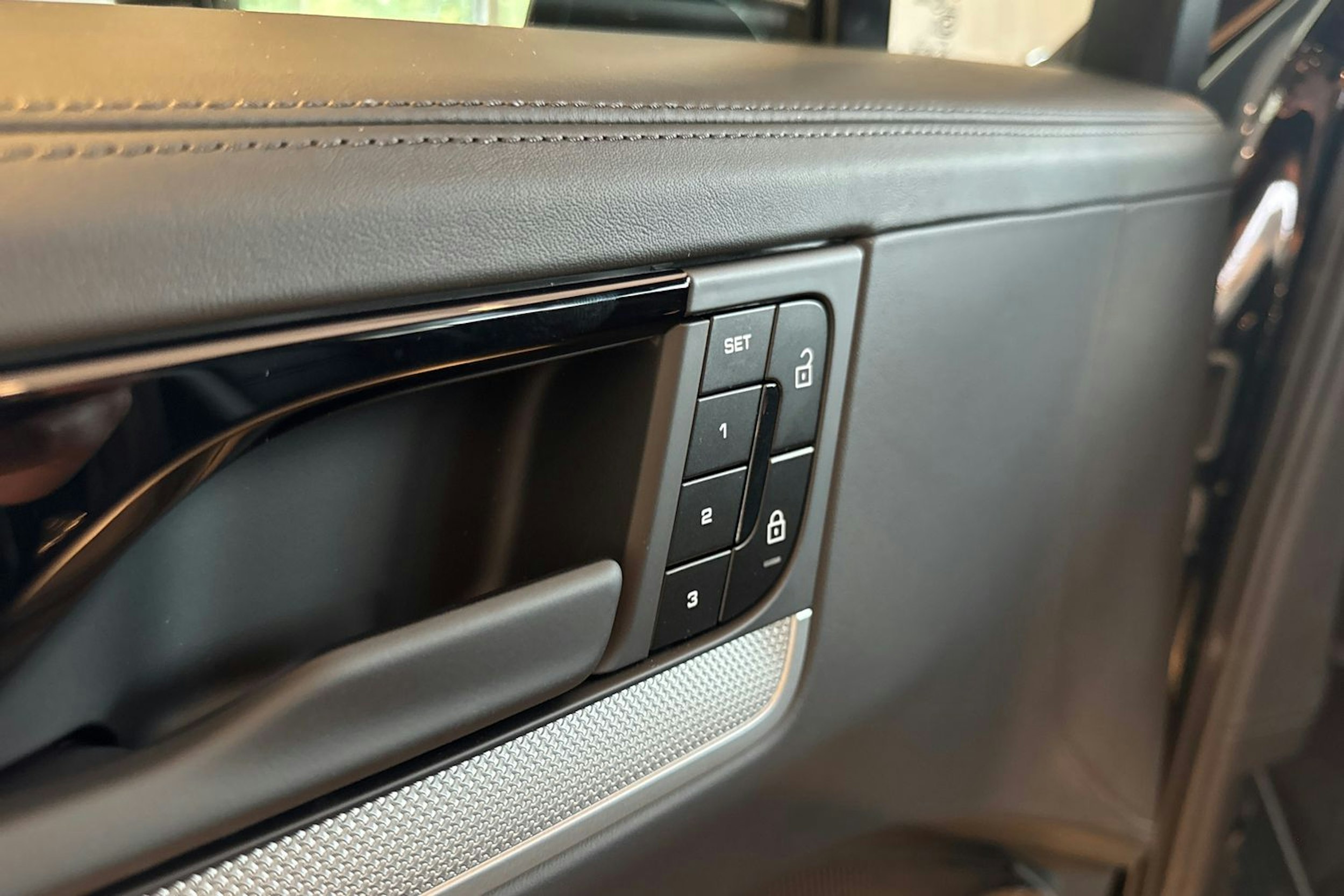 musta Porsche Cayenne 2026 kuva 10.