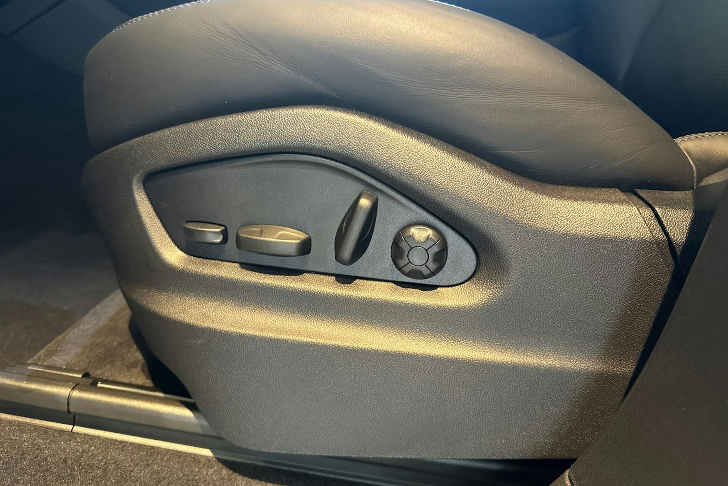 musta Porsche Cayenne 2026 kuva 11.
