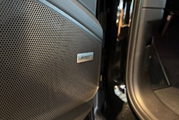 musta Porsche Cayenne 2026 kuva 12.